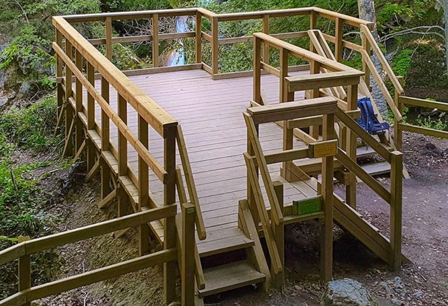 Mobiliario rústico de madera para parques